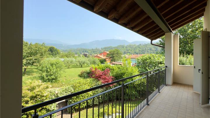 Cappella Maggiore - Casa a schiera di testa  nel verde