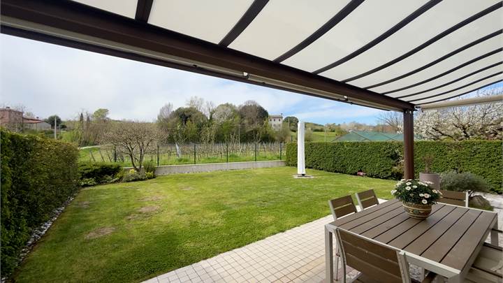 Elegante Bifamiliare con Giardino a Scomigo