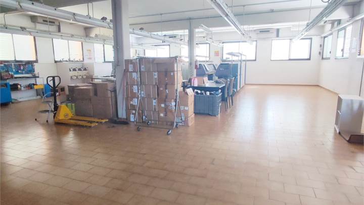 Capannone artigianale Via G. Galilei, 745 mq su due livelli
